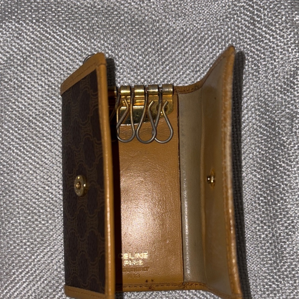 🔑🗝️Celine Macadam Gold Plated Keyring Card Holder Wallet🗝️🔑 - Picture 10 of 14